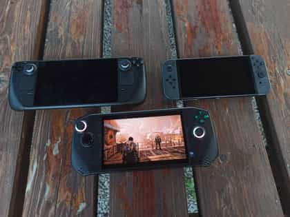 MSI Claw (zapnutý) vedle Steam Decku a Nintenda Switch