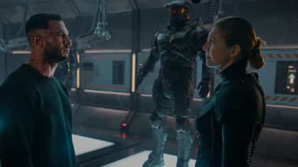 L-R Pablo Schreiber as Master Chief and Kate Kennedy as Kai in Halo episode 7, Season 2, Streaming on Paramount+. Photo Credit: Adrienn Szabo/Paramount+