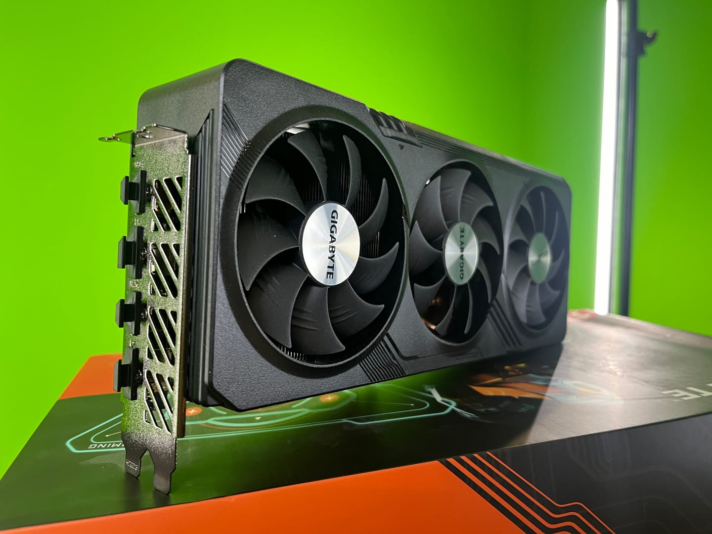 Grafická karta Gigabyte Radeon RX 7700 XT GAMING OC je skvělý pick pro nenáročné hráče