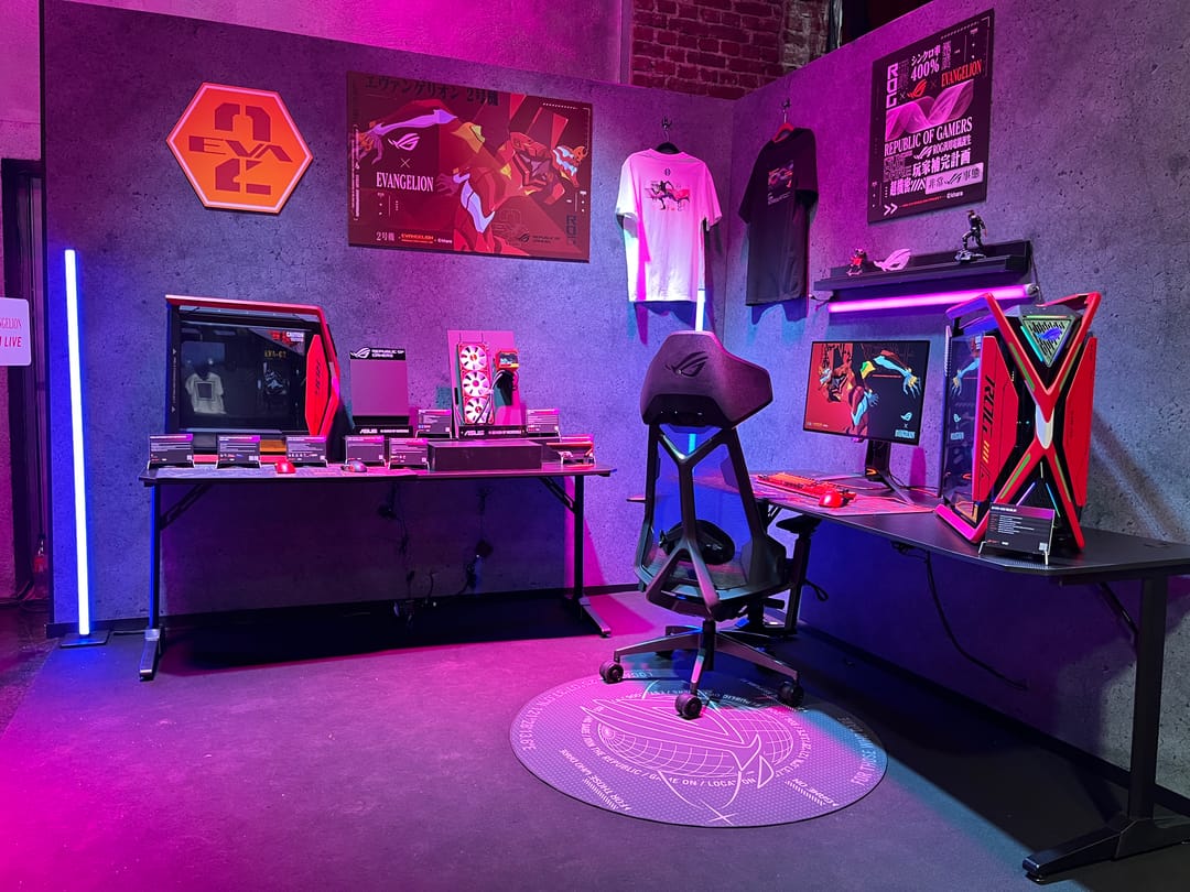 Asus na GamesComu lákal budoucností PC hraní. Ukázal sci-fi rooter a nejrychlejší OLED monitor na trhu