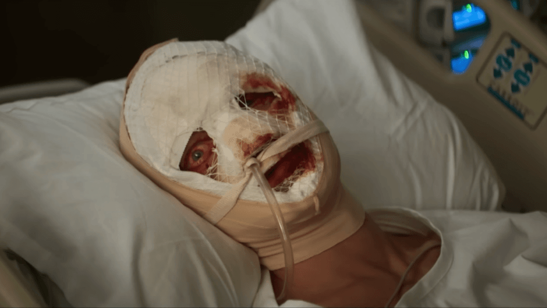 Clayface ukazuje svou děsivou tvář v prvním traileru