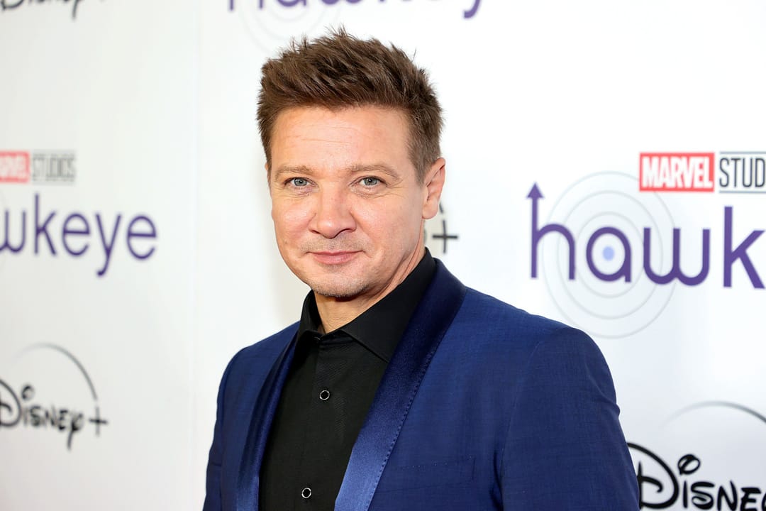 Jeremy Renner čelí vážným obviněním. Režisérka Yi Zhou tvrdí, že jí poslal intimní fotografie a následně ji zastrašoval