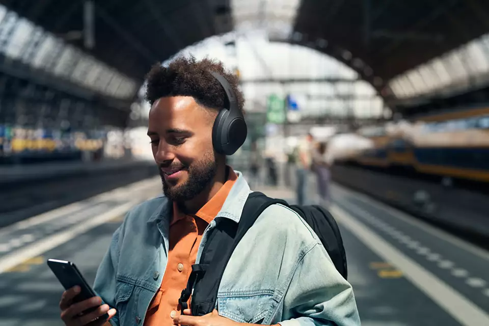 Recenze sluchátek Philips TAH8506. Hraní na cestách s pořádnými basy