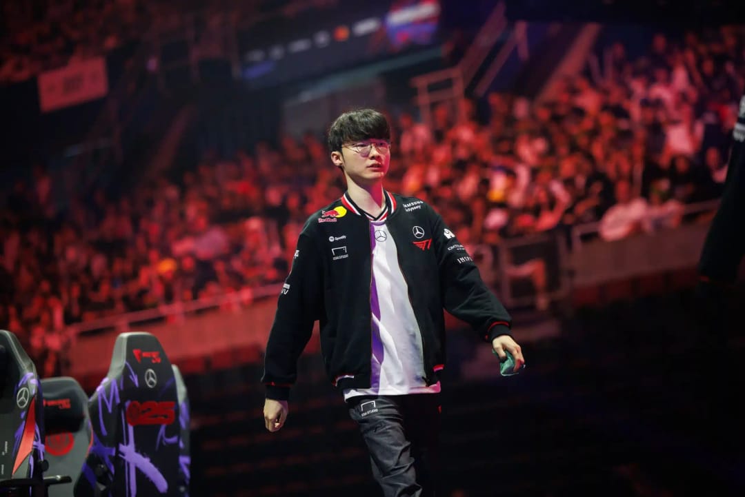 T1 přehráli Invictus Gaming a míří dál – drama v play-in Worlds 2025