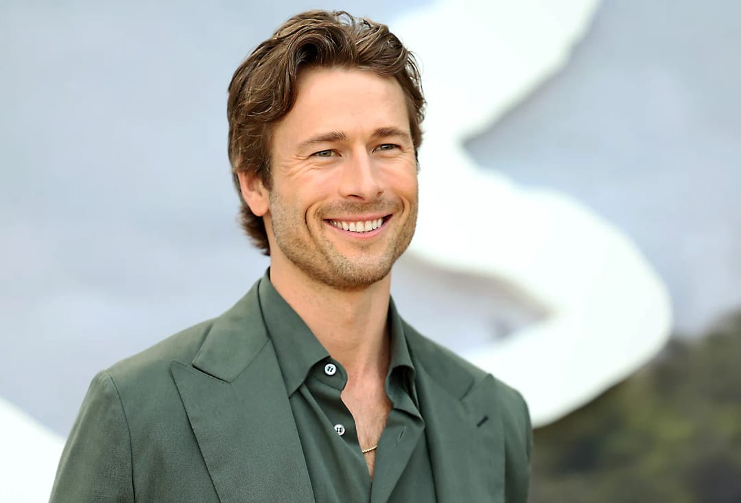 Glen Powell namluví Foxe McClouda ve filmu Super Mario Galaxy