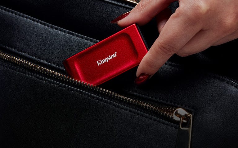 Recenze disku Kingston XS1000 Red. Rudý oblázek s pořádným úložištěm