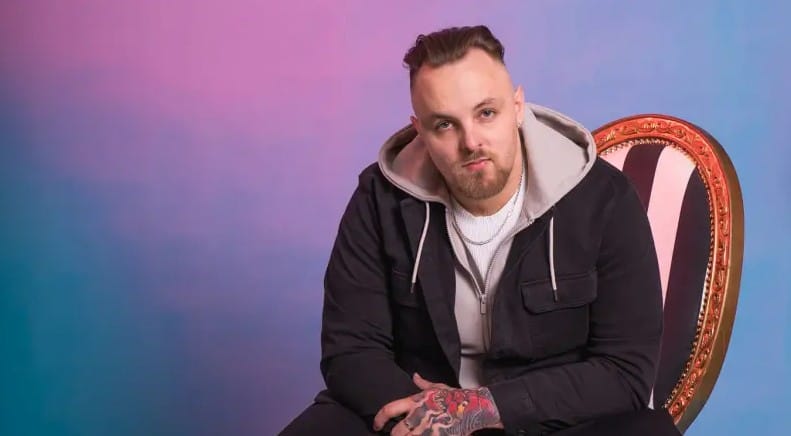 DeeThane chystá další Vánoce proti samotě. Můžeš oslavit svátky i najít nové přátele