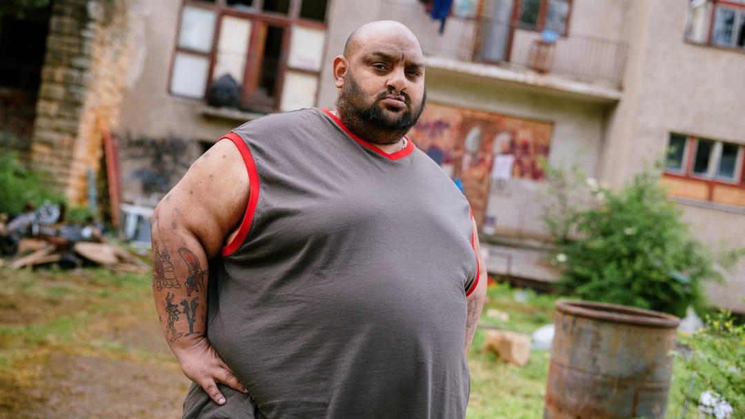 Krev, šlahoun a perníčky. Recenze Řezníkova filmu Na Plech