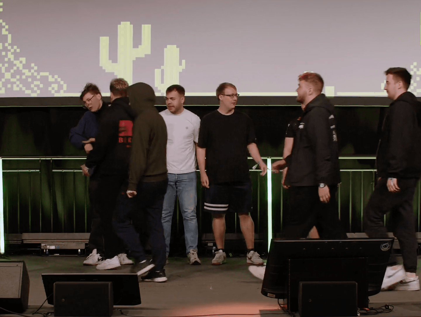 CS2 turnaj skončil skandálem. Hráč dostal 10letý ban po útoku na pódiu